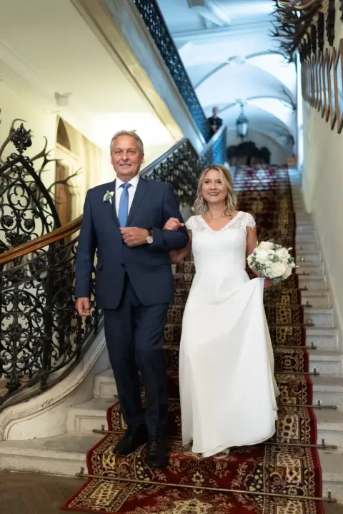 Petra wird zum Standesamt gebracht - Martin Schinnerl Fotografie