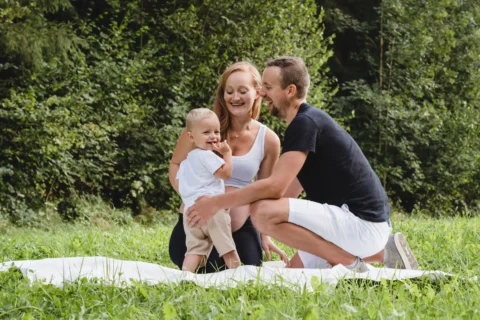Vater, Mutter und Sohn freuen sich beim Familienshooting auf baldigen Nachwuchs - Martin Schinnerl Fotografie