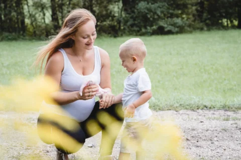 Werdende Mama und Bruder beim Familienshooting mit Babybauch - Martin Schinnerl Fotografie