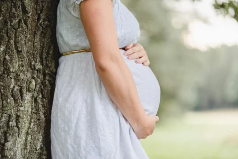 Werdene Mama hält ihren Babybauch - Martin Schinnerl Fotografie