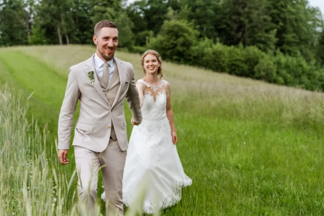 Michael zieht Klara Hand in Hand über eine Wiese - Martin Schinnerl Fotografie