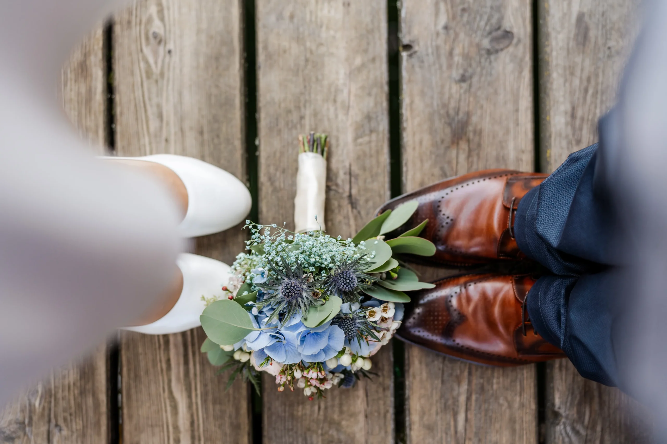 Brautstrauß und Hochzeitsschuhe von Nadine und Michael am Grundlsee - Martin Schinnerl Fotografie