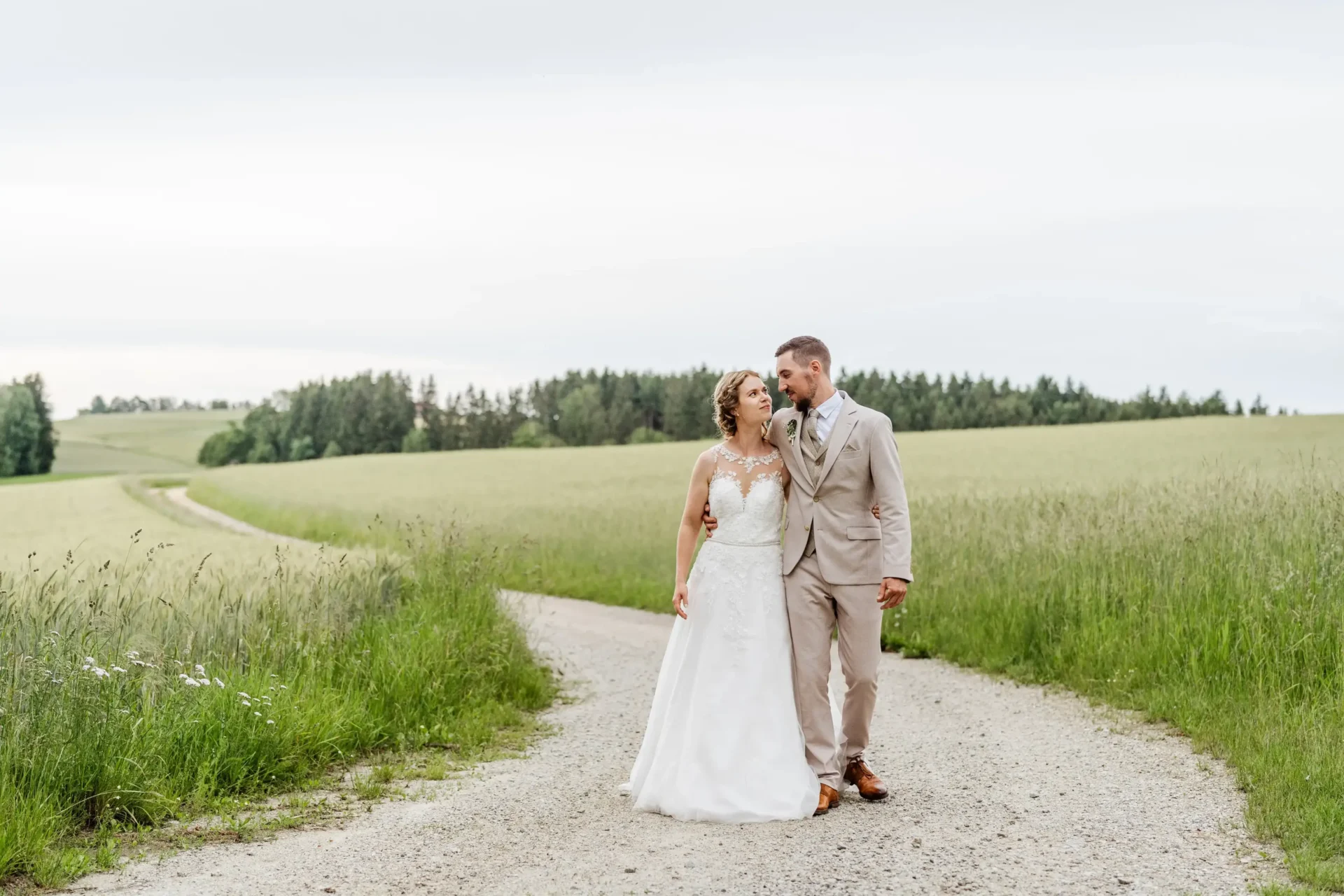 Klara und Michael spazieren gemeinsam einen Feldweg entlang - Martin Schinnerl Fotografie