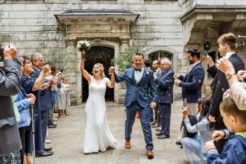 Petra und Gerhard kommen frisch verheiratet aus dem Standesamt im Schloss Wallsee - Martin Schinnerl Fotografie