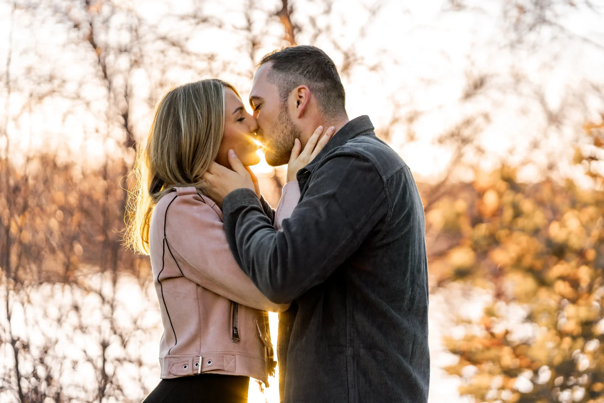 Stefanie und Stefan kuessen sich am Donauufer - Martin-Schinnerl Fotografie