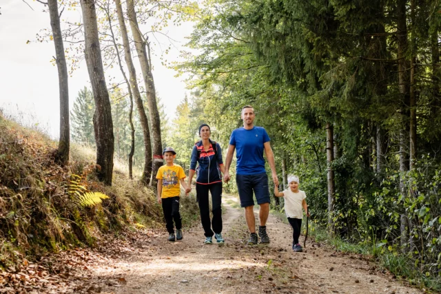 Fotograf Martin Schinnerl beim Waldspaziergang mit seiner Familie - Martin Schinnerl Fotografie
