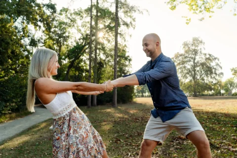 Regina und David halten sich gegenseitig beim Balancieren im Schlosspark Enns - Martin Schinnerl Fotografie