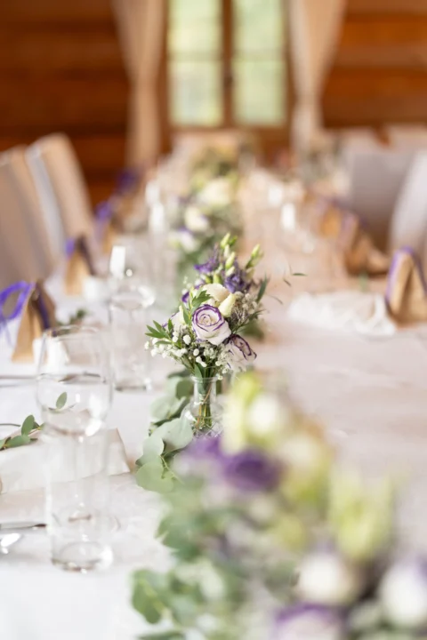 Blumenschmuck und Tischgedeck bei der Hochzeit auf der Fani-Alm in Münzbach - Martin Schinnerl Fotografie