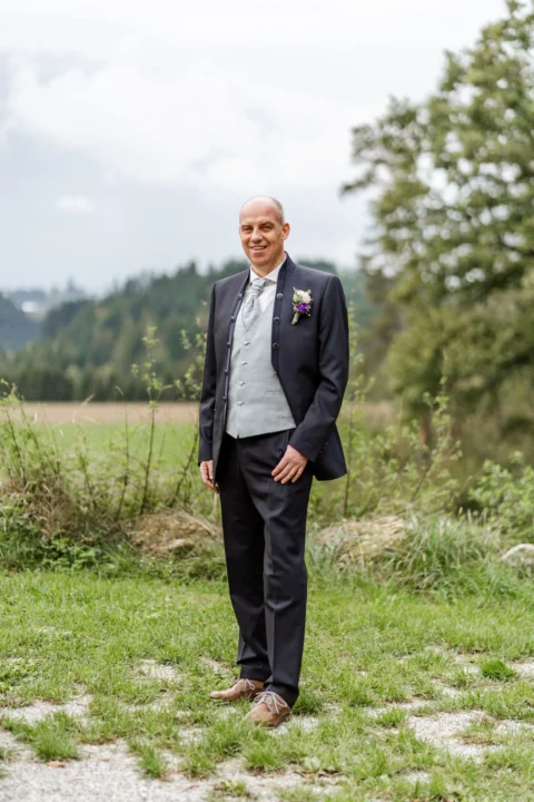 Bräutigam Dietmar bei der Herbsthochzeit auf der Fani-Alm im Bezirk Perg - Martin Schinnerl Fotografie