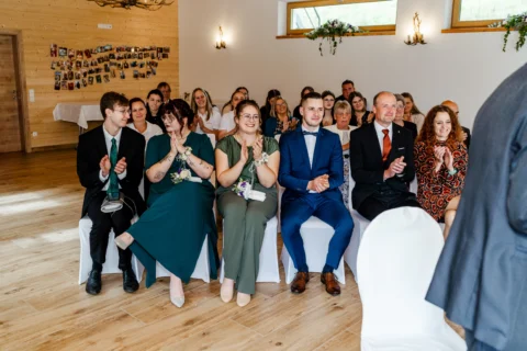 Die Hochzeitsgäste von Sabine und Dietmar applaudieren - Martin Schinnerl Fotografie