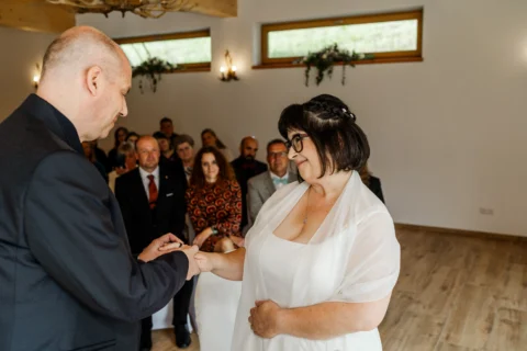Dietmar steckt seiner Braut Sabine auf der Fani-Alm in Münzbach bei Perg den Ehering an - Martin Schinnerl Fotografie