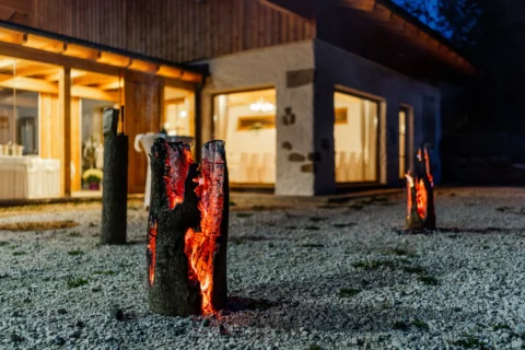 Glimmende Baumstämme als Wärmespender und Dekoration bei der Fani-Alm im Münzbach - Martin Schinnerl Fotografie