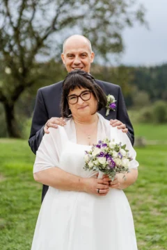 Sabine und Dietmar hintereinander aufgestellt beim Brautpaarshooting auf der Fani-Alm - Martin Schinnerl Fotografie
