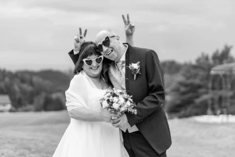 Sabine und Dietmar mit Hasenohren, Herzerl-Brillen und Brautstrauß - Martin Schinnerl Fotografie