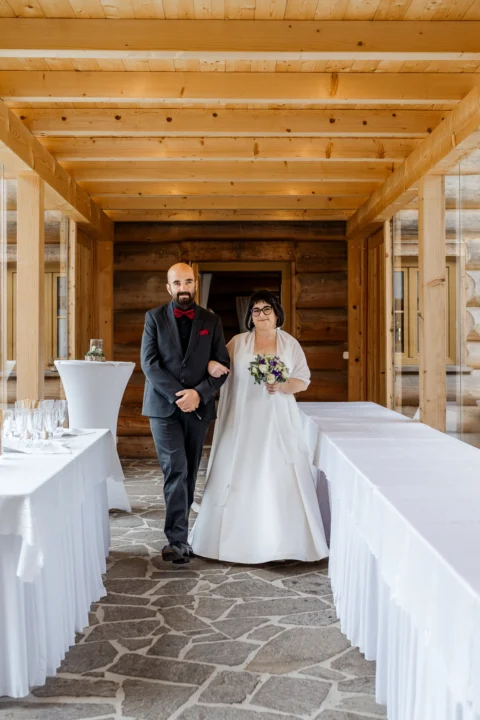 Sabine wird von ihrem Bruder zum Standesamt in der Fani-Alm begleitet - Martin Schinnerl Fotografie