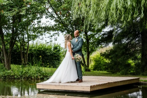 Hochzeitsfotograf Perg – Brautpaar posiert Steg beim Wirt am Teich in St. Valentin - Martin Schinnerl Fotografie