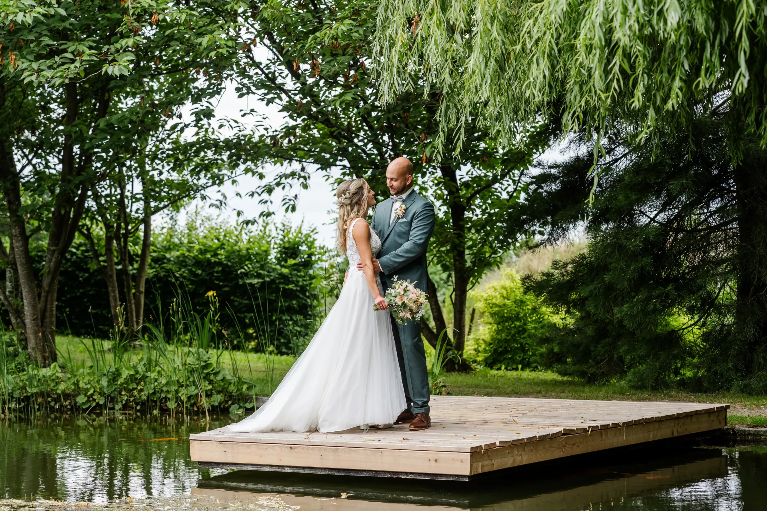 Hochzeitsfotograf Perg – Brautpaar posiert Steg beim Wirt am Teich in St. Valentin - Martin Schinnerl Fotografie