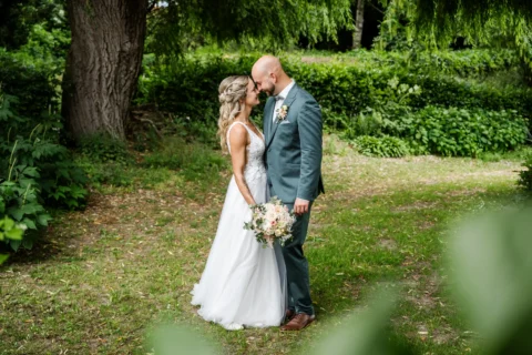 Braut und Bräutigam sind sich beim Brautpaarshooting beim Wirt am Teich in St. Valentin ganz nah - Martin Schinnerl Fotografie