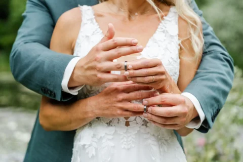 Braut und Bräutigam stecken sich beim Brautpaarshooting in St. Valentin gegenseitig die Ringe an - Martin Schinnerl Fotografie