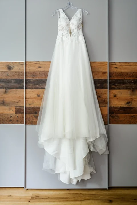 Das Brautkleid hängt am Schrank bereit beim Getting Ready in Mauthausen - Martin Schinnerl Fotografie.webp