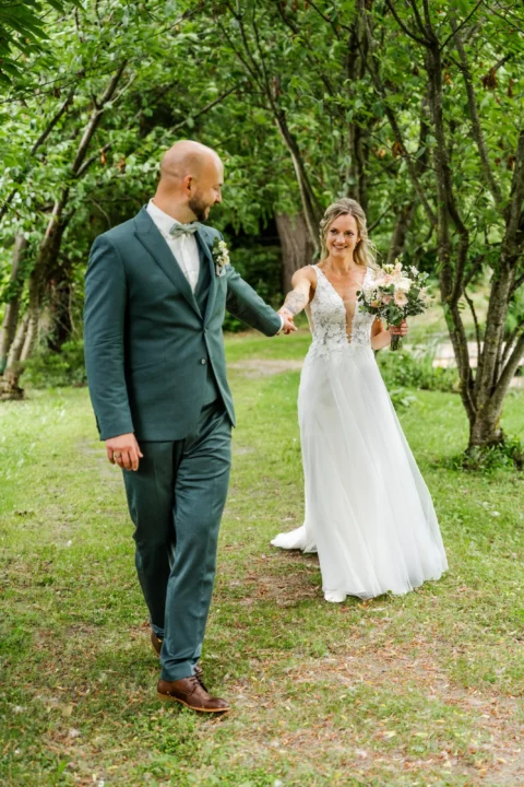 Das Brautpaar geht Hand in Hand beim Paarshooting in St. Valentin - Martin Schinnerl Fotografie.webp