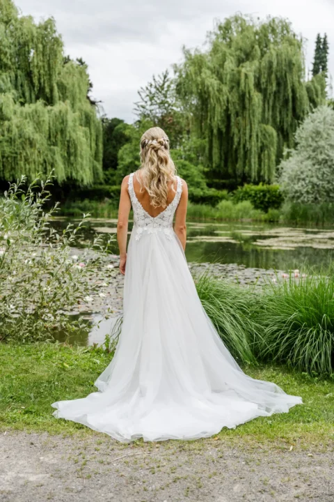 Das Brautpaar posiert für Paarfotos im Garten in Mauthausen - Martin Schinnerl Fotografie.webp