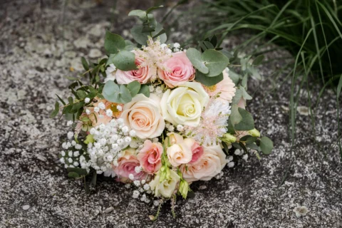 Detailaufnahme des Brautstraußes von Regina bei der standesamtlichen Hochzeit beim Wirt am Teich in St. Valentin - Martin Schinnerl Fotografie