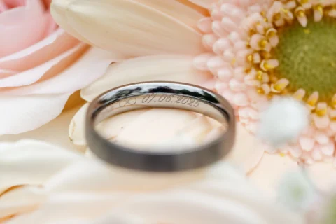 Detailaufnahme des Eherings der Braut auf dem Brautstrauß - Martin Schinnerl Fotografie