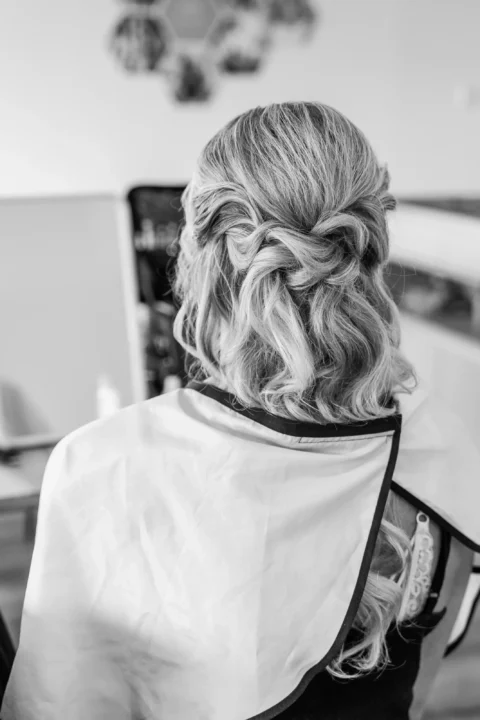 Die Braut betrachtet sich im Spiegel während des Getting Ready zuhause in Mauthausen - Martin Schinnerl Fotografie.webp