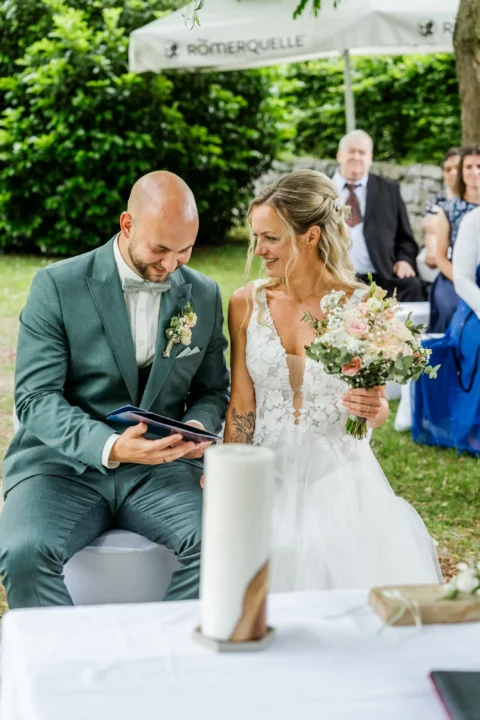 Die standesamtliche Trauung von Regina und David beim Wirt am Teich in St. Valentin - Martin Schinnerl Fotografie.webp