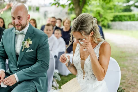 Emotionale Momente während der standesamtlichen Trauung beim Wirt am Teich in St. Valentin - Martin Schinnerl Fotografie.webp
