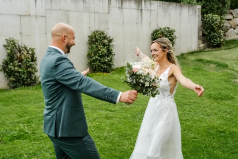 First Look des Brautpaares im Garten ihres Hauses in Mauthausen - Martin Schinnerl Fotografie.webp