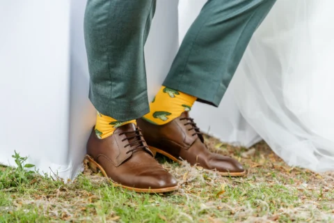 Gelbe Socken mit Brokkoli zeigen Liebe zum Detail beim Hochzeitsoutfit des Bräutigams - Martin Schinnerl Fotografie