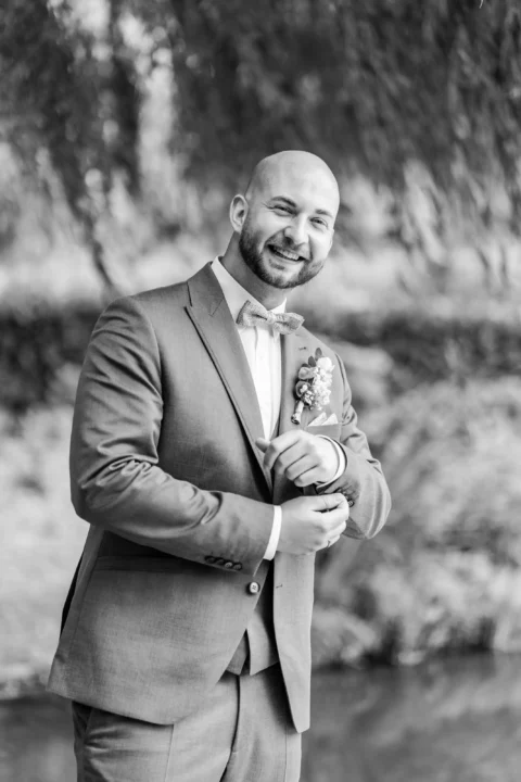 Portrait des Bräutigams in St. Valentin beim Wirt am Teich - Martin Schinnerl Fotografie.webp