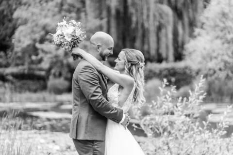Romantisches Paarfoto des Brautpaares im Garten in St. Valentin beim Wirt am Teich - Martin Schinnerl Fotografie.webp
