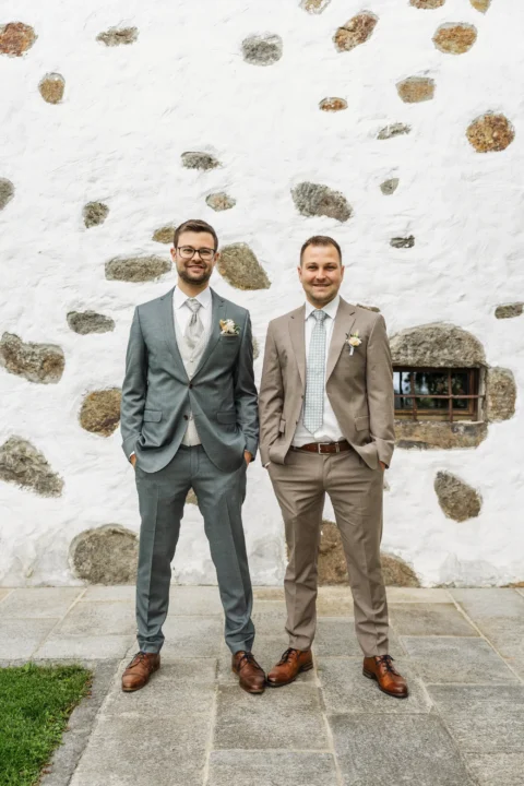Bräutigam mit Bruder vor Steinmauer beim Vedahof - Martin Schinnerl Fotografie