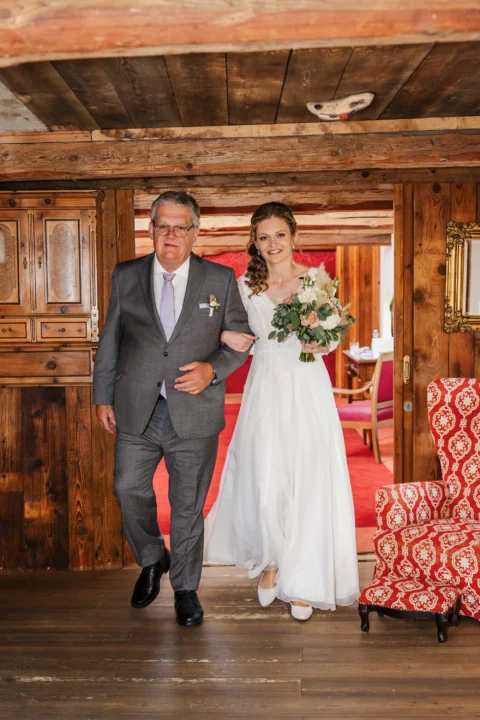 Braut geht mit Vater zur Trauung im Vedahof - Martin Schinnerl Fotografie