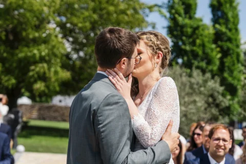 Brautpaar küsst sich bei der Trauung im Freien am Vedahof - Martin Schinnerl Fotografie