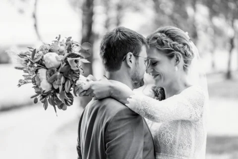 Brautpaar schaut sich verliebt in schwarzweiß Aufnahme an - Martin Schinnerl Fotografie