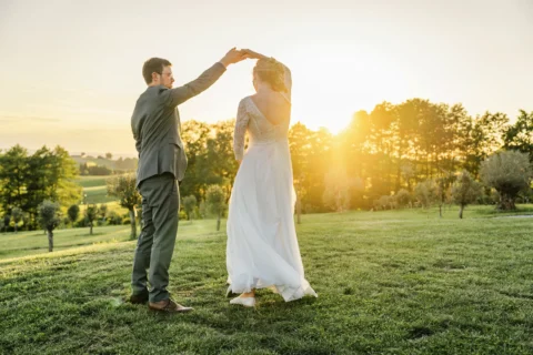 Brautpaar tanzt beim Sonnenuntergang im Garten des Vedahofs - Martin Schinnerl Fotografie