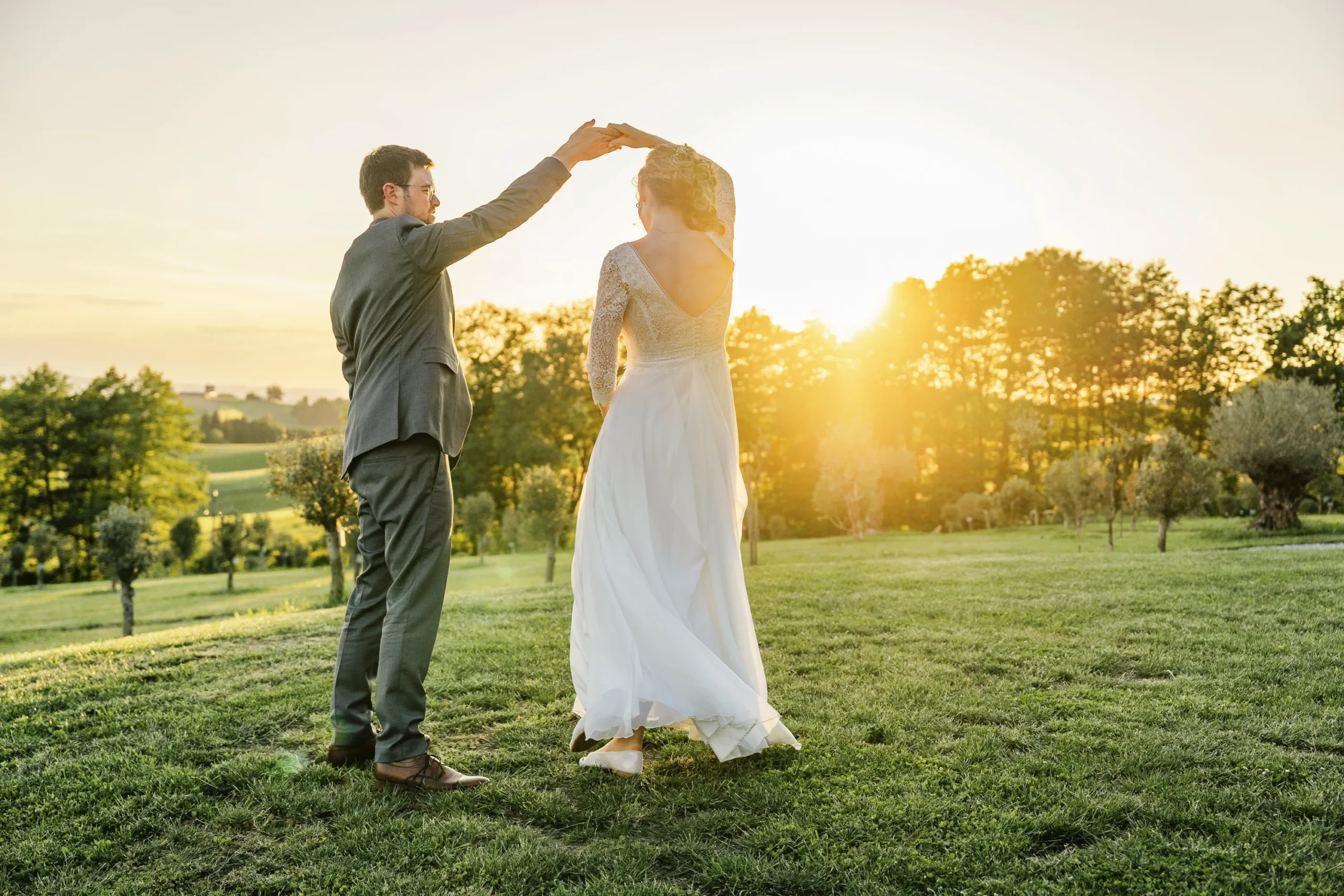 Brautpaar tanzt beim Sonnenuntergang im Garten des Vedahofs - Martin Schinnerl Fotografie