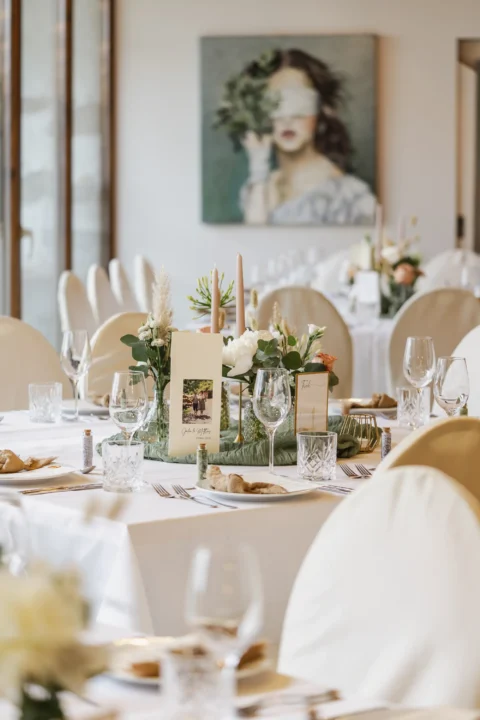 Festlich gedeckte Hochzeitstische mit Blumendeko im Vedahof - Martin Schinnerl Fotografie