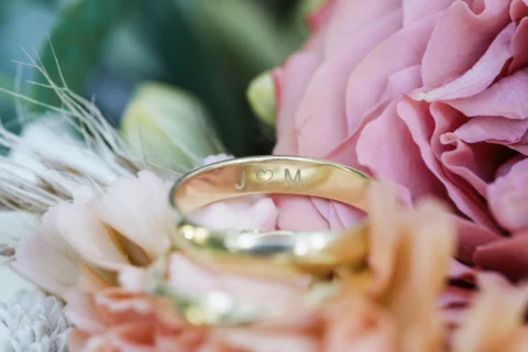 Goldener Ehering mit Gravur bei der Hochzeit im Vedahof - Martin Schinnerl Fotografie