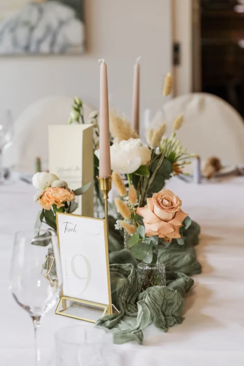 Hochzeitsdekoration am Tisch mit Blumen und Kerzen im Vedahof - Martin Schinnerl Fotografie