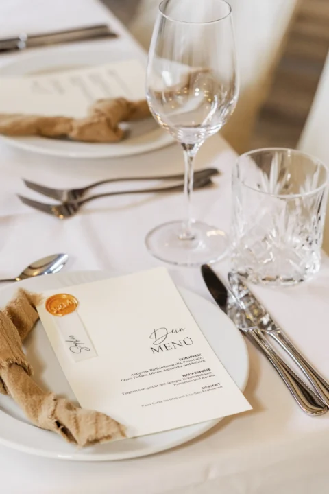 Menükarte und gedeckter Tisch bei Hochzeit im Vedahof - Martin Schinnerl Fotografie